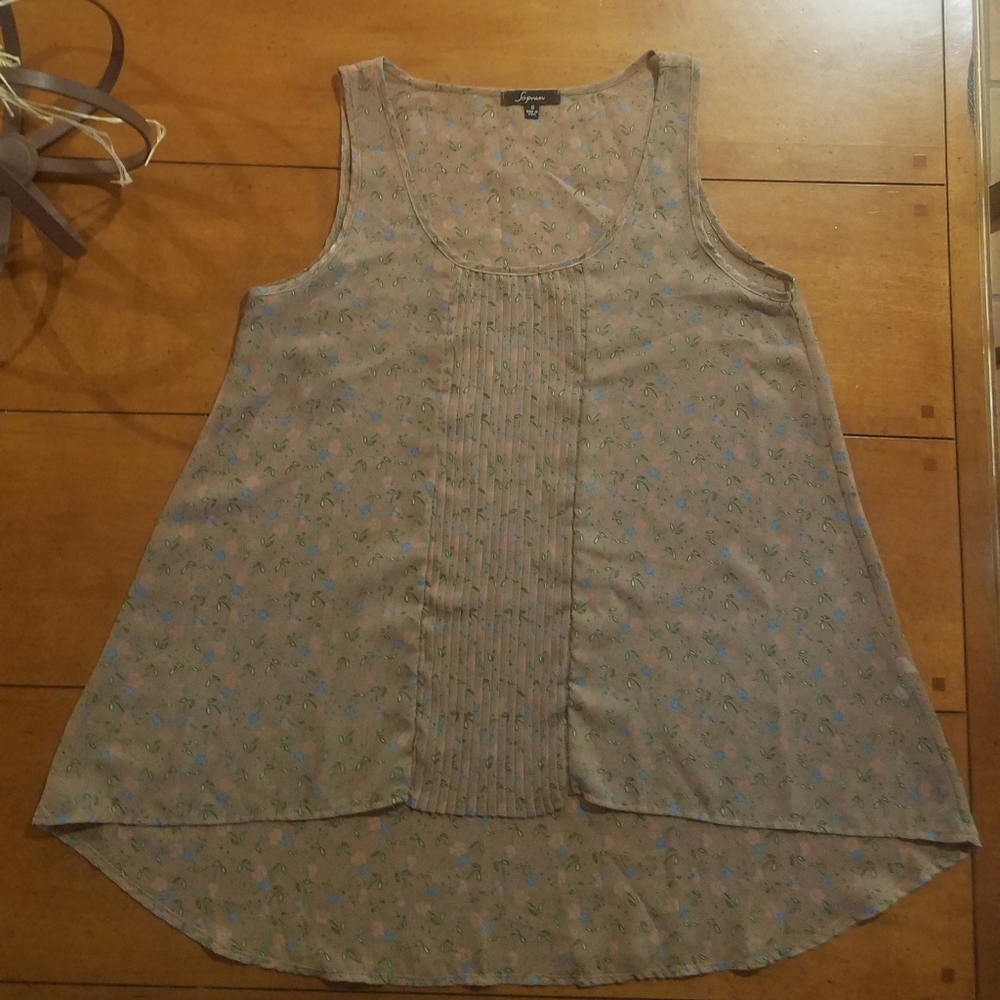 Soprano dainty flower high-low top pleated front